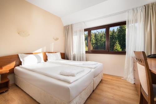 波罗维茨Room in BB - Hotel Moura Double Room n5167的一间卧室设有两张床和窗户。