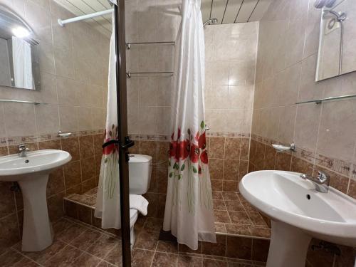 波罗维茨Room in BB - Hotel Moura Double Room n5167的浴室设有2个水槽、卫生间和镜子。
