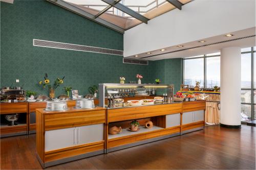 锡比乌锡比乌阿娜塔金色郁金香酒店的一间大厨房,展示着许多食物