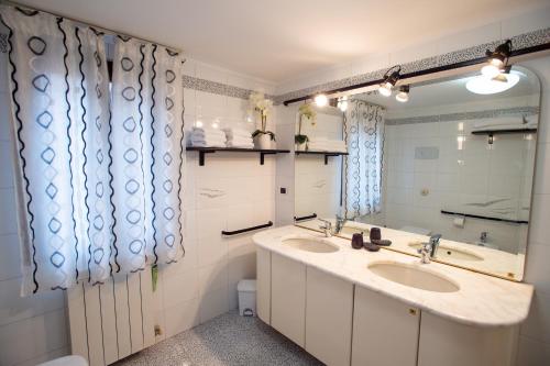 基奥贾Ca' Arte e Vacanze MyTravelChioggia的浴室设有2个水槽和镜子