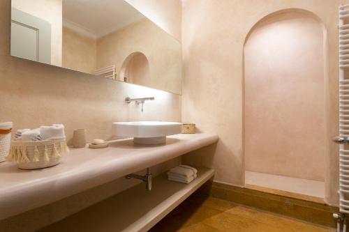 斯派赛斯Villa Karma的一间带水槽和镜子的浴室