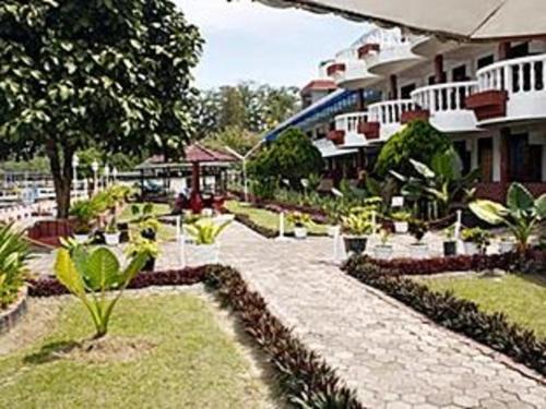 巴拉巴特Darma Agung Beach Hotel Parapat的一座酒店庭院,有一座建筑