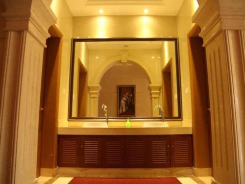 The Grace Hotel Shanghai Yexie的一间带水槽和大镜子的浴室