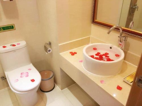 The Grace Hotel Shanghai Yexie的浴室设有卫生间和水槽,上面有心。