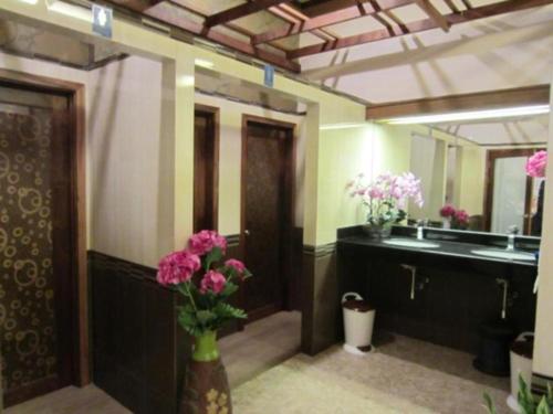 洛坤府Chodkamol Place 57的一间带水槽和花瓶的浴室