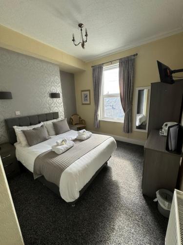 兰迪德诺温切摩尔酒店的一间卧室设有一张大床和一个窗户。