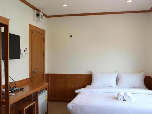 Ban Tha PhaeLoei Residence的一间卧室配有一张床,上面有两条毛巾