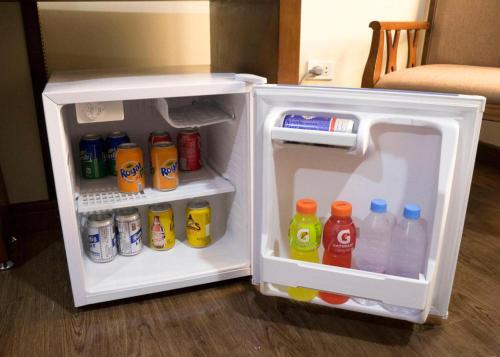 奥隆阿波Horizon Hotel的装满饮料和苏打水的开放式冰箱