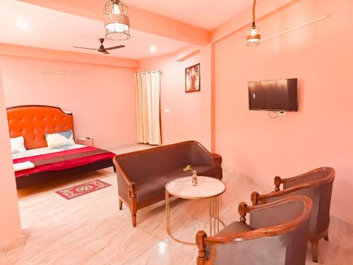 新德里Bharat Vandana Stay near Yashobhoomi的客厅配有沙发、桌子和床。