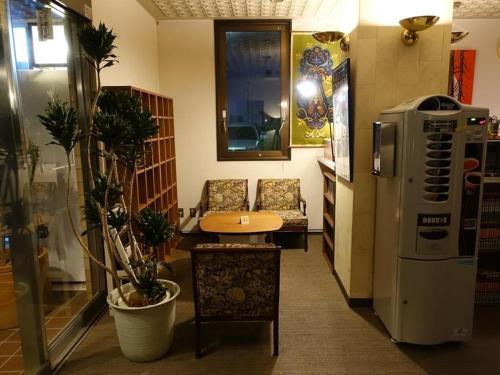 武雄市Personal Hotel You的客房设有带桌子和冰箱的厨房。