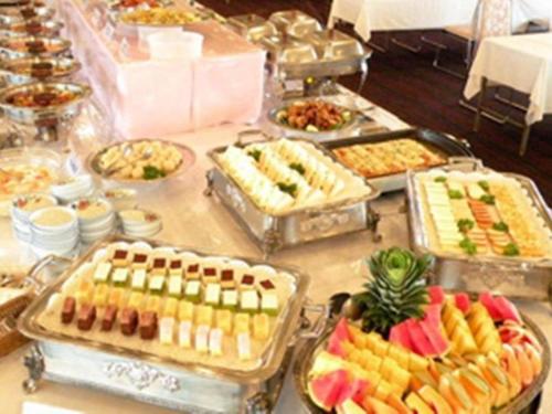 都城市Miyakonojo Royal Hotel的自助餐,餐桌上有许多不同类型的食物
