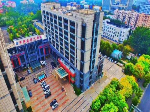 青岛Qingdao TianRun JinWang Hotel的城市中一座大建筑的顶部景观