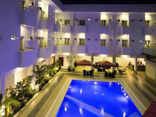 SantiagoIsabela Zen Hotel & Restaurant Corporation的享有酒店游泳池的景色