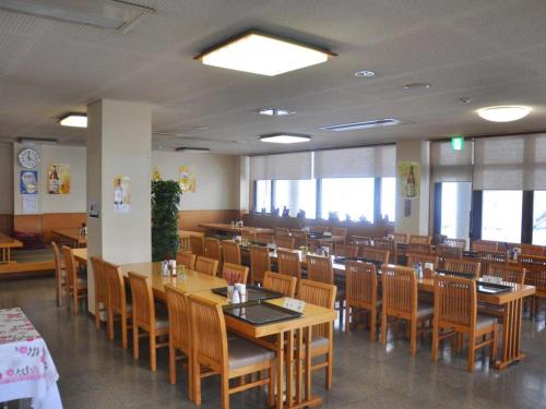 OniyanagimachiSenganishi Onsen Yumoto Azumakan的用餐室配有木桌和椅子