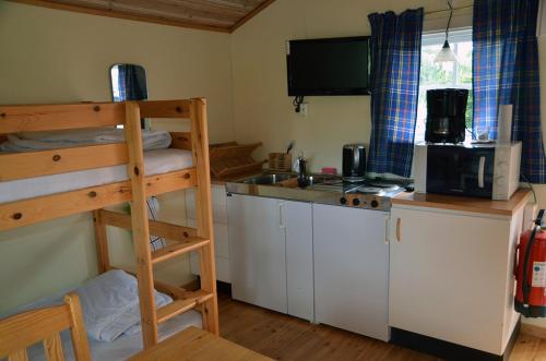 Ockelbo阿比戈壁中心假日公园的带双层床和厨房的客房