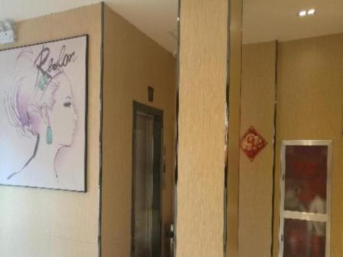 呼和浩特7 Days Premium Hohhot Hailiang Square的墙上一幅画,画在一间房间里