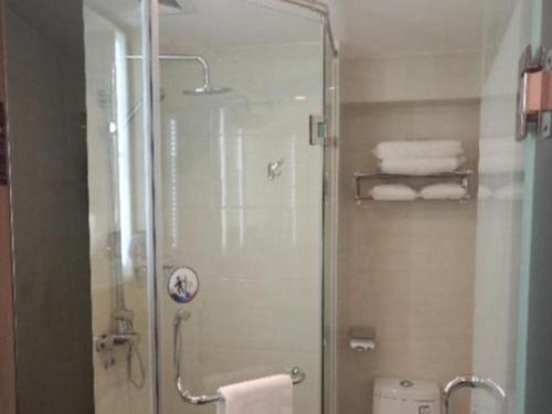 呼和浩特7 Days Premium Hohhot Hailiang Square的浴室设有玻璃淋浴间和卫生间
