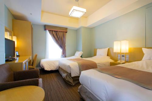 东京半藏门蒙特利酒店 的酒店客房设有两张床和电视。