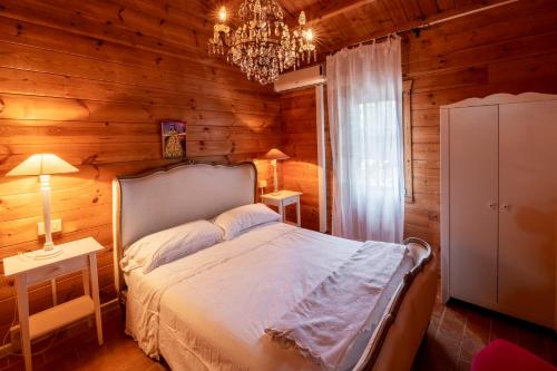 阿夸维瓦皮切纳Villino Gentile的一间卧室配有一张床和一个吊灯