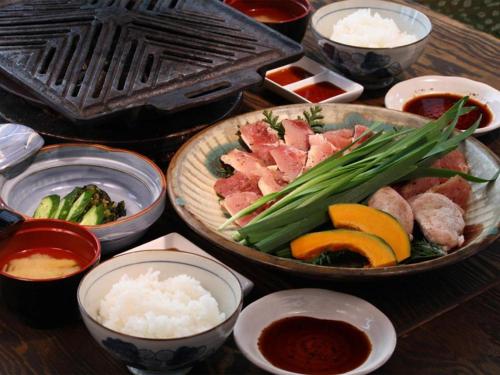 由布市Yufuin Tsukahara Villa ERINA的餐桌上放着一碗食物和其他食物