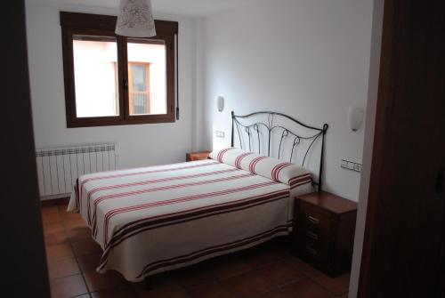 摩拉鲁比罗Apartamentos Moravella的一间卧室设有一张床和一个窗口