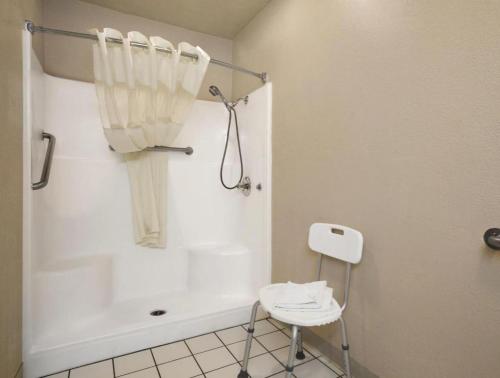 East FlagstaffHotel Flagstaff I-40 East Lucky Lane的白色的浴室设有椅子和浴缸。