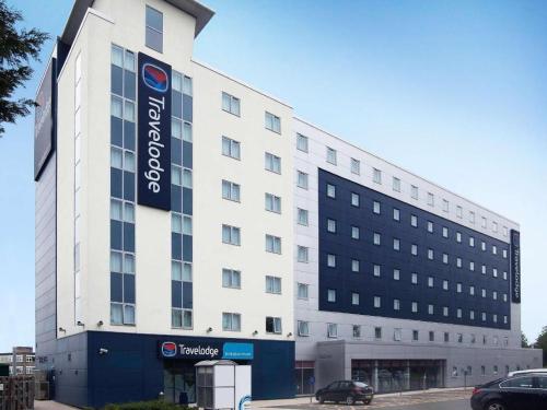 SheldonTravelodge Birmingham Airport的一座白色的大建筑,上面有标志