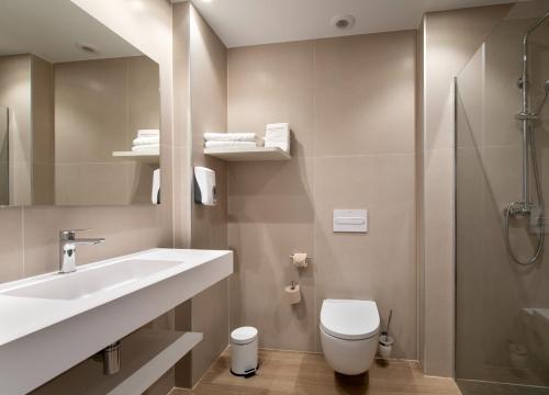 埃利松多Hotel Trinkete的一间带水槽、卫生间和淋浴的浴室