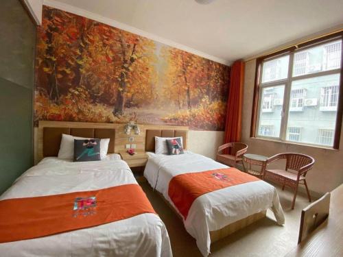 TahePAI Hotel Beijing Capital International Airport Linhe Development Zone的墙上画画的房间里设有两张床