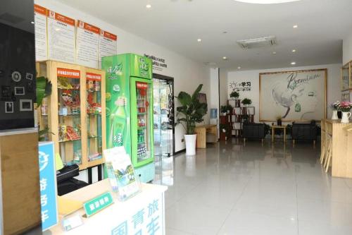 成都7 Days Premium Chengdu Du Fu Cottage Southwestern University of Finance Metro Station的一间室内装有绿色机器的商店