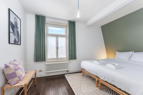 东代恩凯尔克Magique 31 - Luxeverblijf met tuin & parking的一间卧室设有一张大床和一个窗户。