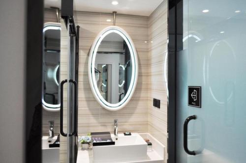 YufaXana Lite Hotel Beijing Daxing International Airport的一间带水槽和镜子的浴室