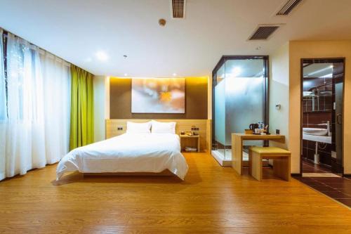 鸳鸯桥IU Hotel Chongqing Jiangbei International Airport的一间带白色床的卧室和一间浴室