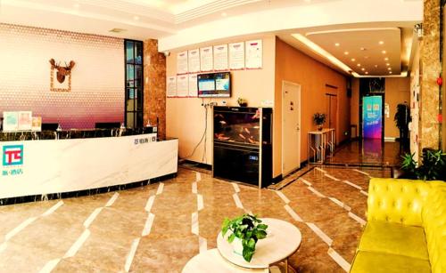 银川PAI Hotels·Yinchuan International Trade City的大厅,大厅里设有柜台和桌子