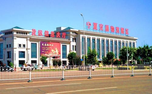 银川PAI Hotels·Yinchuan International Trade City的上面有中国标志的建筑