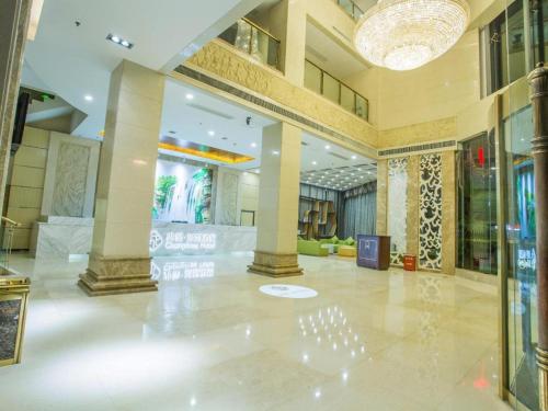 安顺Chonpines Hotels·Anshun Taixiang Baili的商场的大堂,有一座大建筑