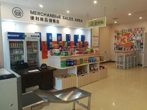 哈密PAI Hotel Hami Baoda Logistics Park Test Station的架子上装有饮料的柜台的商店