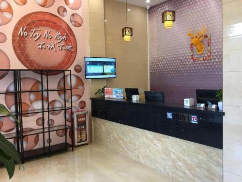 广州PAI Hotel Guangzhou Baiyun International Airport Zhongluotan Zhuliao Metro Station的墙上有标牌的带柜台的餐厅