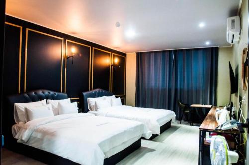 Heitz Hotel的酒店客房配有两张床和一张书桌