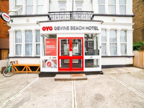 滨海韦斯特克利夫OYO Devine Beach Hotel, Westcliff Southend-On-Sea的海滨别墅前面有一道红门