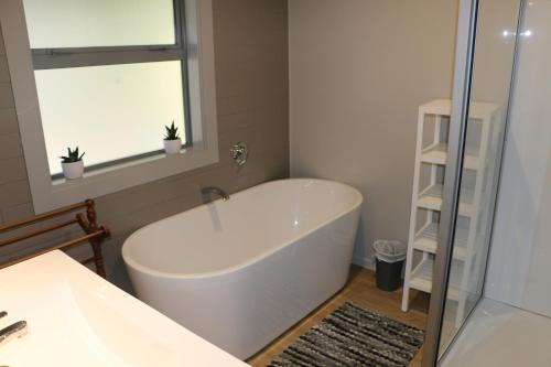 伯克斯帕斯高山景观伯克斯山口度假屋的带窗户的浴室内的白色浴缸