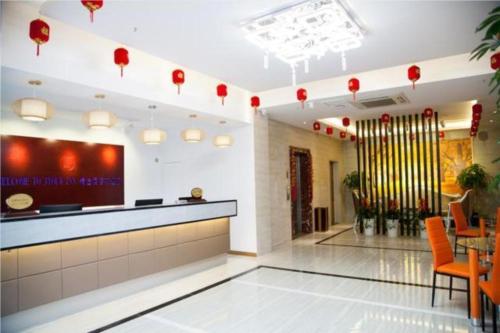 常州JTOUR Inn Changzhou Wanda Plaza Railway Station的大堂,餐厅带柜台和椅子