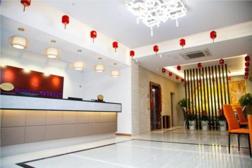 常州JTOUR Inn Changzhou Wanda Plaza Railway Station的酒店大堂的墙上装饰有红色