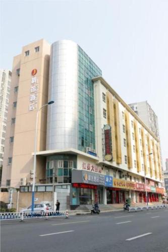 常州JTOUR Inn Changzhou Wanda Plaza Railway Station的城市街道上一座大建筑