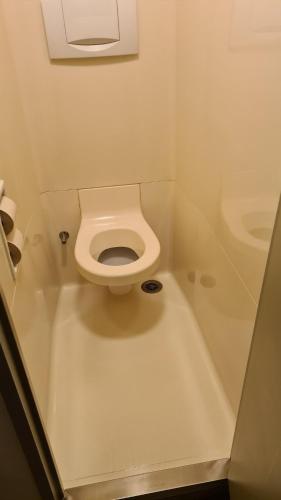 沙斯讷伊迪普瓦图普瓦捷北未来影视城宜必思快捷酒店的一间带卫生间和浴缸的小浴室