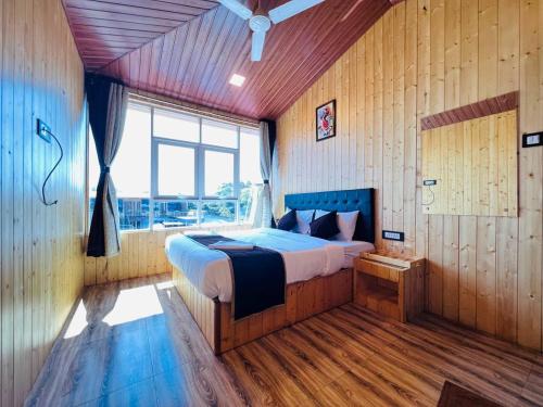 马哈巴莱斯赫瓦尔Arya's Village的一间卧室设有一张床和一个大窗户