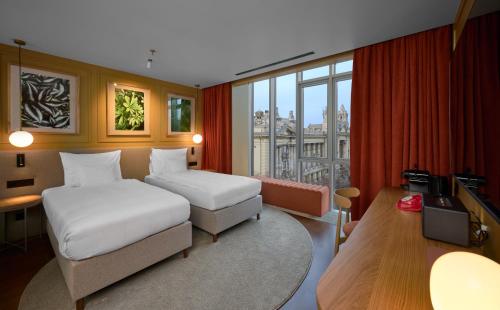 布达佩斯Verno House的酒店客房设有两张床和电视。
