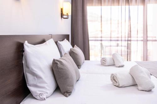 托罗埃利亚-德蒙特格里RVHotels GR92的一间卧室配有两张带白色枕头的床和窗户。