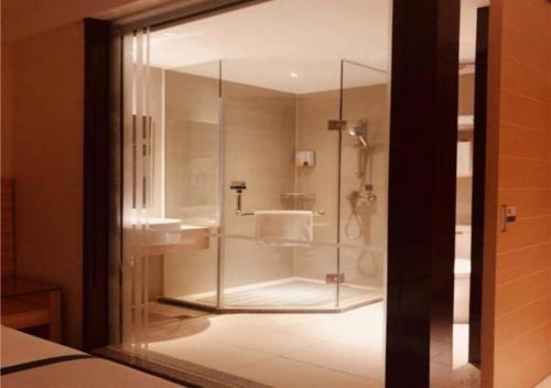 BaigaonongchangCity Comfort Inn Zhuhai Jinwan Hangkong Xincheng的一间带玻璃淋浴和水槽的浴室