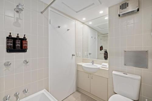 斯瑞德伯Lantern 1 Bedroom Apartment的白色的浴室设有卫生间和水槽。